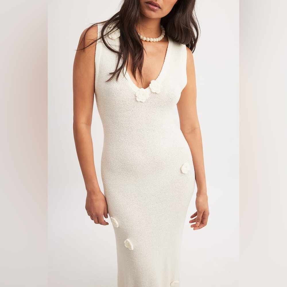 Elegant White Maxi Dress with Floral Appliqués - Picture 12 of 14